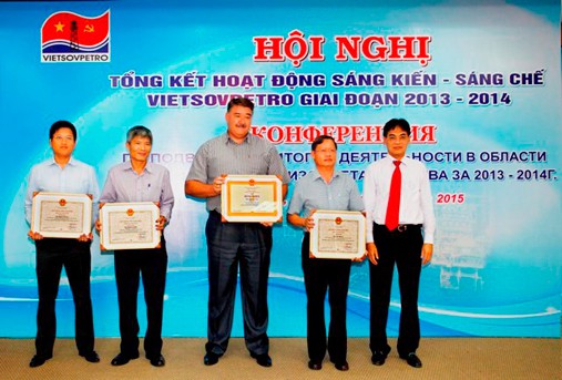 TGD_Tu_Thanh_Nghia_trao_bang_khen_cua_PVN_cho_cac_tap_the