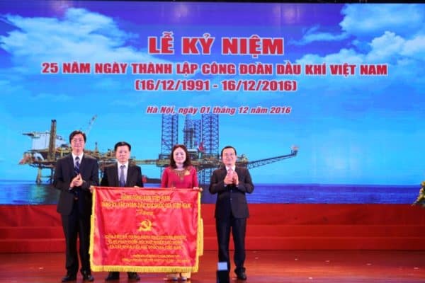 dong-chi-nguyen-quoc-khanh-tang-lanh-dao-cong-doan-buc-truong-ky-niem-25-nam